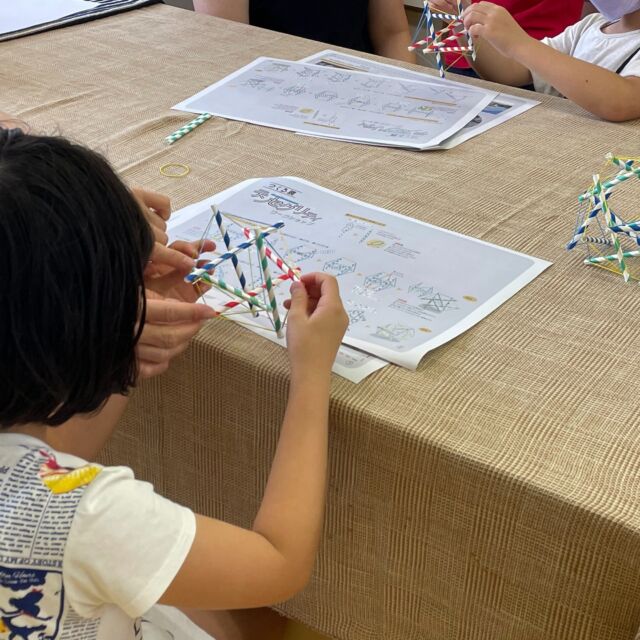 【本日より申込スタート！】

#つくる展 in #みやざきアートセンター 本日よりワークショップのお申し込み受付中です✨

今回は7/15(土)に開催される「テンセグリティをつくろう！」をご紹介します⚒️

テンセグリティとは...
Tension(張力)とIntegrity(統合)の造語で、素材の引き合う力のバランスによって自立安定する構造体です。

今回は、身近にある輪ゴムとストローを使って、テンセグリティの構造を作ってみましょう！

「テンセグリティをつくろう！」
2023/7/15(土)
①10:30-12:00　②14:00-15:30
会場：みやざきアートセンター3階創作アトリエ
定員：各会10名
対象：小学生以上〜一般
※小学生以下は保護者同伴
参加費：500円

お申込はこちらから💁
https://surv.miyazaki-ac.com/?p=1335

#つくる展 #みやざきアートセンター #夏休み #夏休みの過ごし方 #自由研究 #ワークショップ